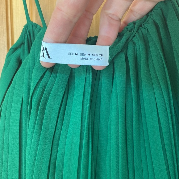 Green pleated jumpsuit - Picture 4 of 4